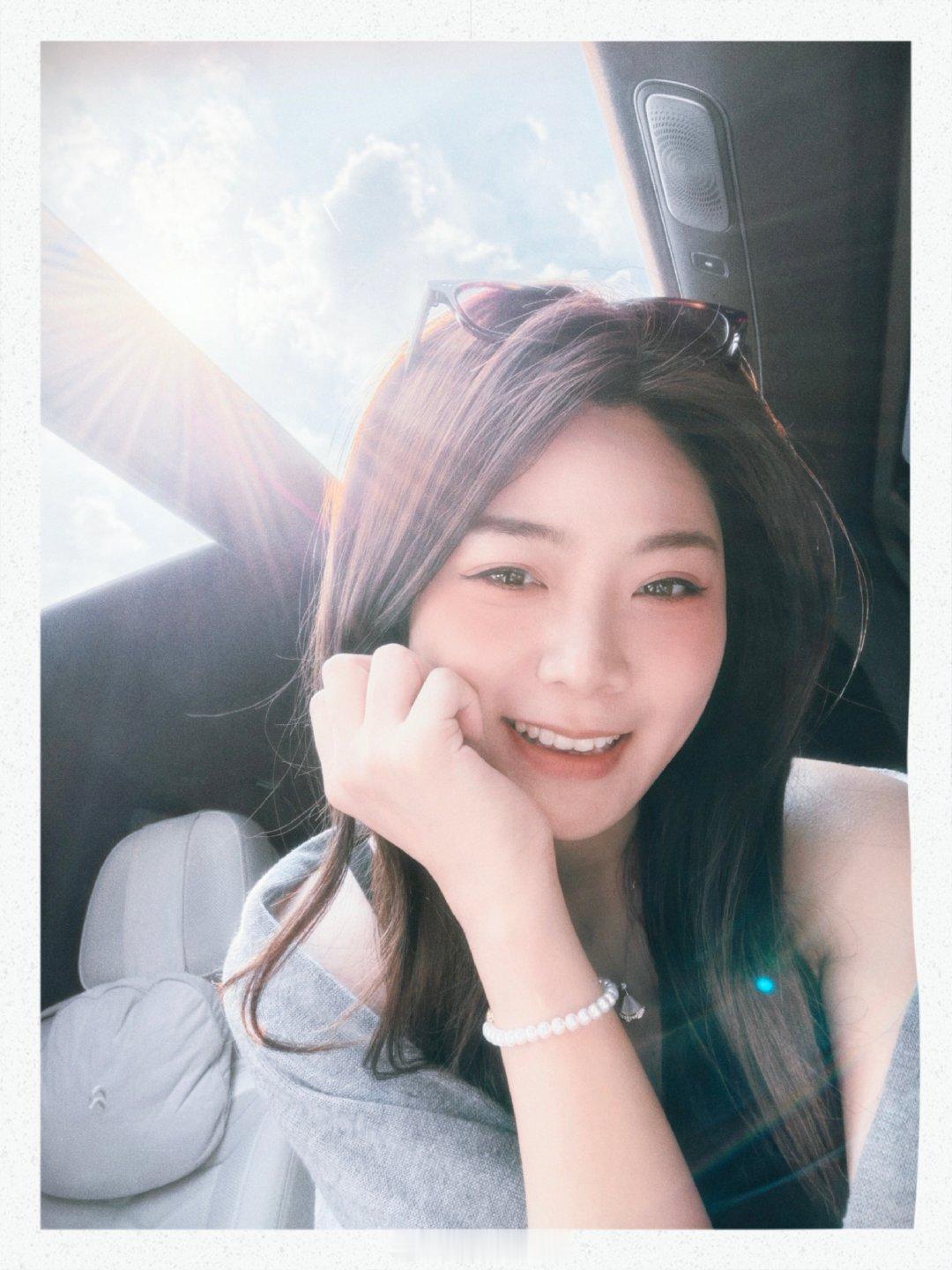 今天开着蔚来ES9逛一下公园，还有北京出名的打卡点[馋嘴][馋嘴]
好chill，公园溜鸭子🦆… 是不是养肥可以做北京烤鸭[嘻嘻][嘻嘻]
一路上看到很多很有意思的建筑物#蔚来es9# 
#生活碎片[超话]#  ​
