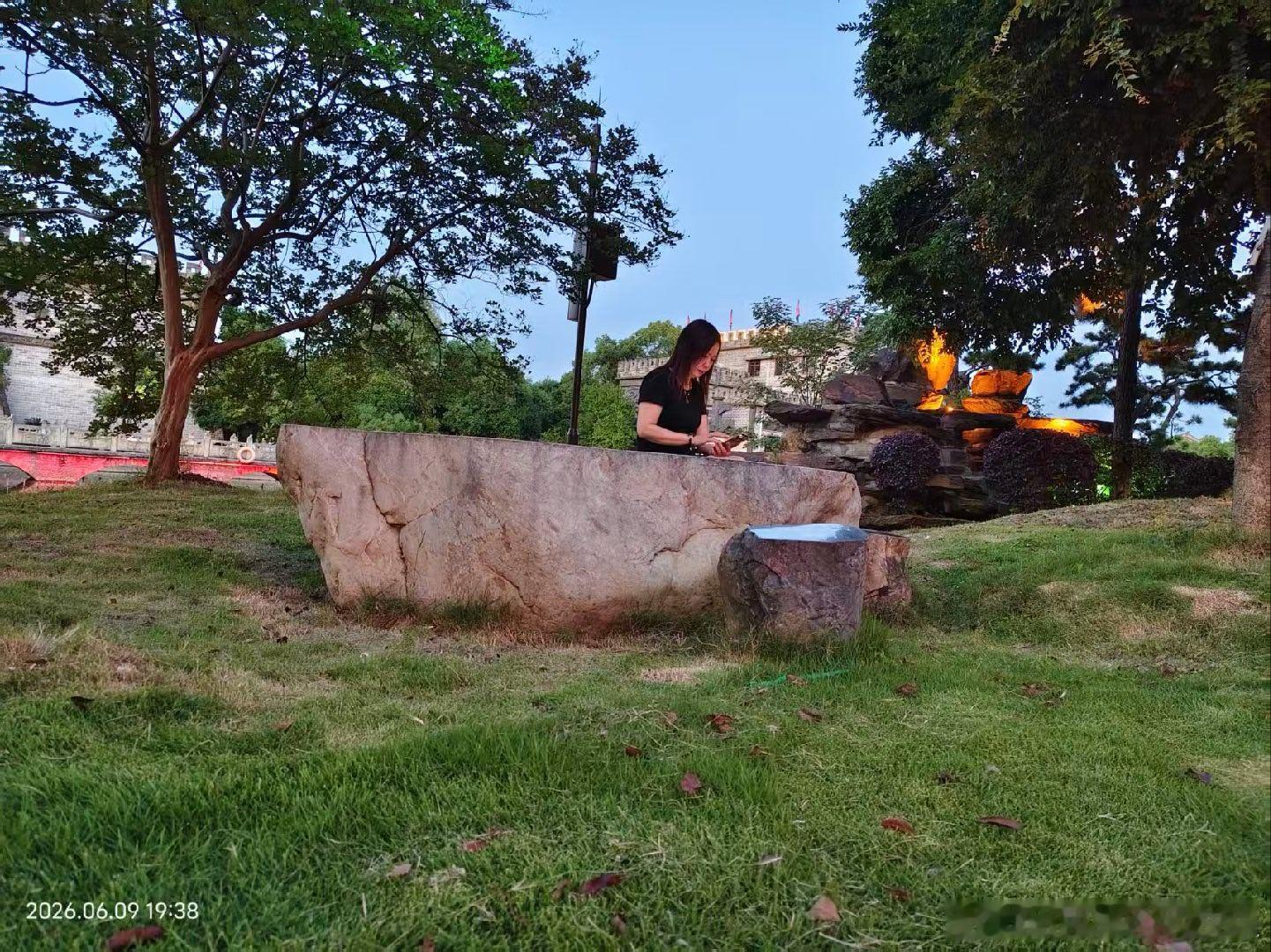 《重逢赤壁》           车窗外的风，还带着初夏的热意，我握着...