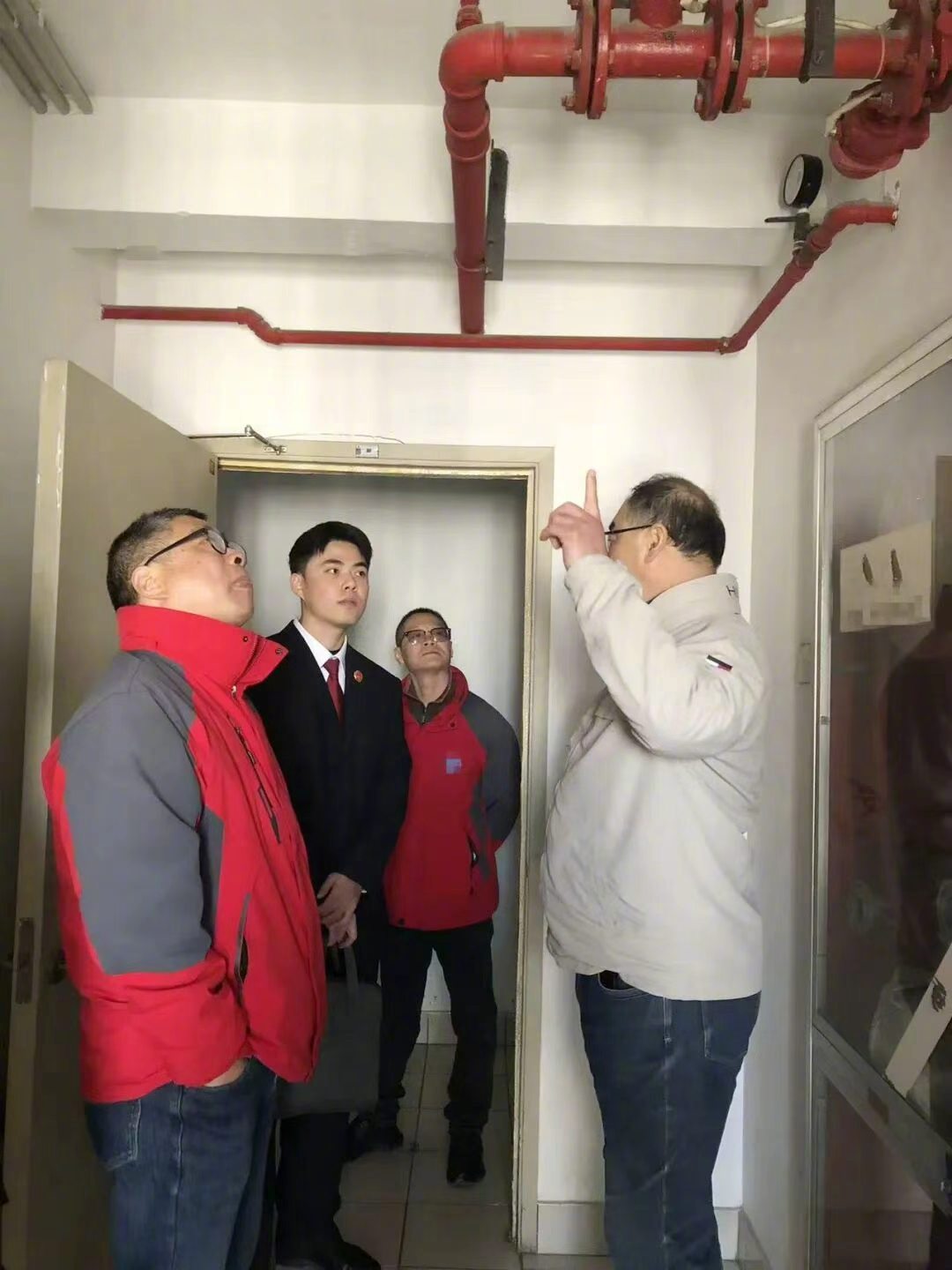 【江苏常州：推动地方出台居民住宅区消防安全条例，群众“安居”更“安心”】近年来，随着城市化进程的加快，部分居民住宅区，尤其是高层小区、老旧小区出现消防设施老化、电梯“带病运行”等安全隐患。对此，江苏省常州市检察机关充分发挥#公益诉讼#检察职能，督促相关职能部门履职尽责，消除现实隐患 ​
