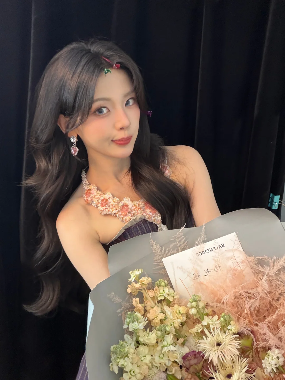 杨超越又认证了粉丝送的花束💐美好的八月
