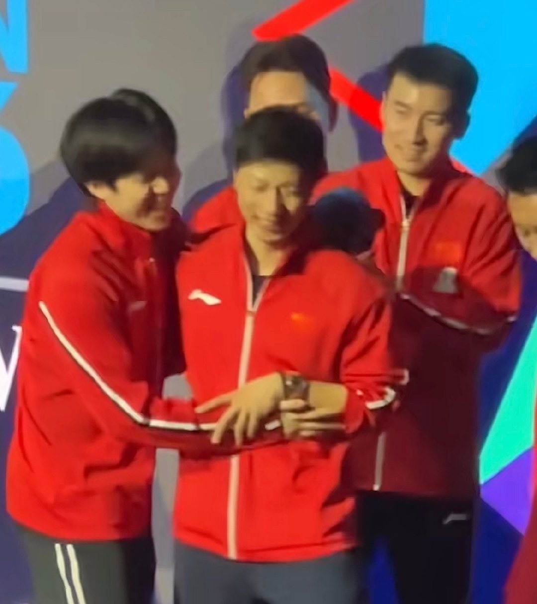 就这么说吧
洛杉矶奥运会王楚钦更适合打混双
混双配孙颖莎
男双叫马龙出战跟马龙搭配
这样总归得了吧？
#王楚钦# ​