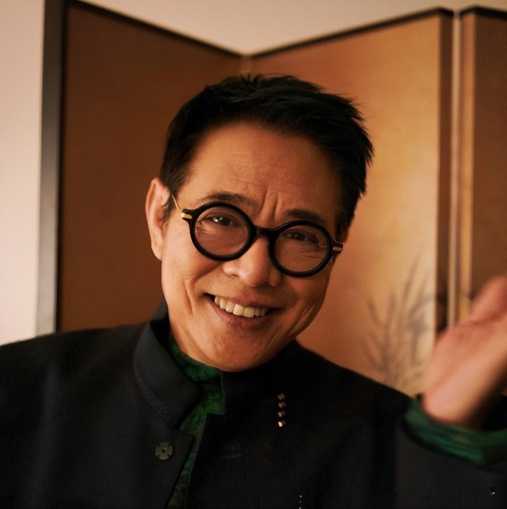 64岁利智久违露面状态颜值双回春
大家发现没有？
最近李连杰一家三口去尼泊尔拜见大司徒仁波切的照片在网上传开，许久没露面的利智也跟着出镜，不少人感慨她的状态比预想中好太多。

第1，这次出行三人都穿得十分朴素，没有多余的明星排场，合影时全程双手合十，态度恭谨，看得出来真心珍惜这次见面的机会。
第2，