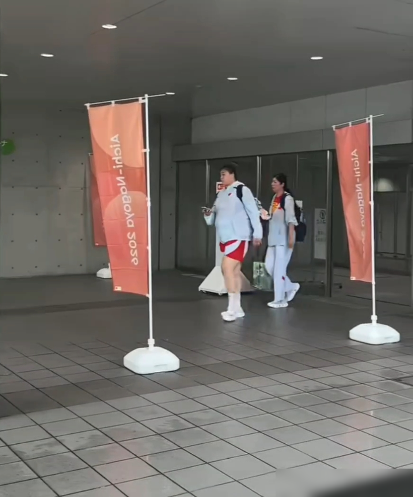 韩旭不在，亚运内线直接变天了。
郑薇没犹豫，直接把大宝贝刘禹彤塞进名单，顶的就是韩旭那个坑。张子宇还在长身体，真正要硬扛亚洲各队内线的，就是刘禹彤。
说白了，韩旭是技术流，刘禹彤是力量流。打欧美那帮牲口，她可能吃瘪。但亚洲赛场，她那身板往篮下一站，就是天然屏障。
她去日本前随队升旗，镜头给足，