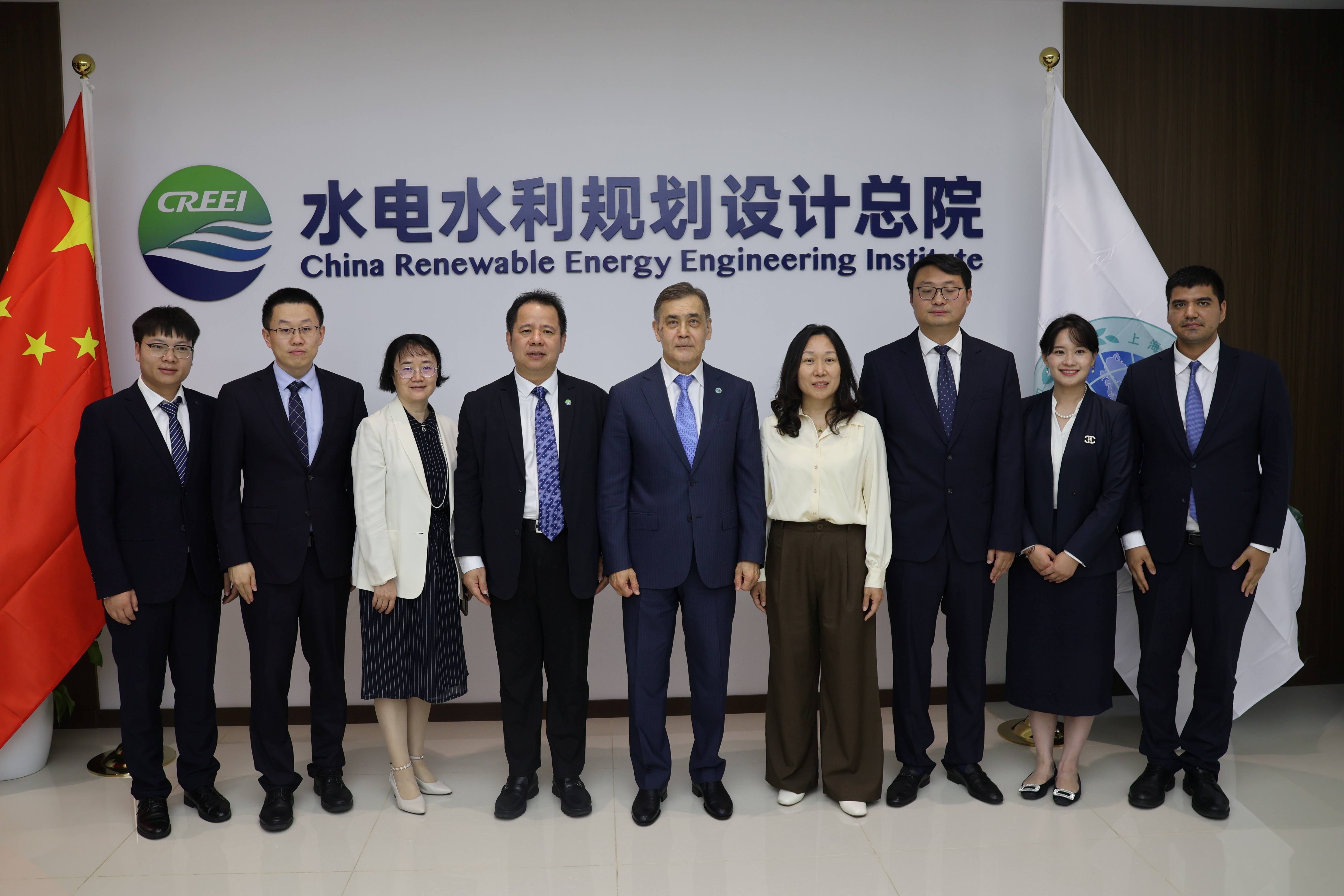 【上合组织秘书长参观中国—上合组织能源合作中心】

2026年9月23日，上海合作组织秘书长叶尔梅克巴耶夫赴中国—上合组织能源合作中心参观，并同中心主任易跃春举行会谈。

秘书长在参观期间重点了解了中心主要工作方向与相关成果。据介绍，中心依托水电水利规划设计总院的专家力量与科研储备，兼具研 ​