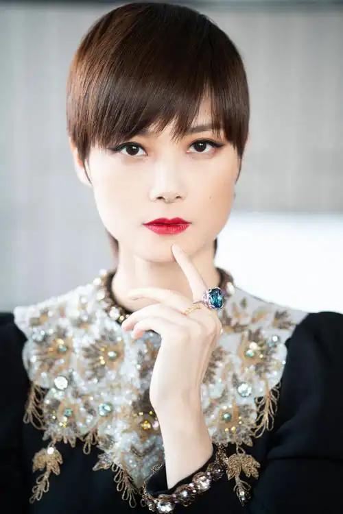 李宇春只要不塌房，她有没有唱功已经无所谓了！
因为她最大的优势不是有钱，也不是人气，而是超绝的商务资源。
李宇春从不缺优质的商务资源，顶奢与科技巨头抢着合作，网友公认的代言天花板不是白叫的。从高定成衣到美妆香氛几乎都被她全线收割。
苹果50周年亚太首站，她是特邀艺术家，舞台融合蜀绣+川 ​