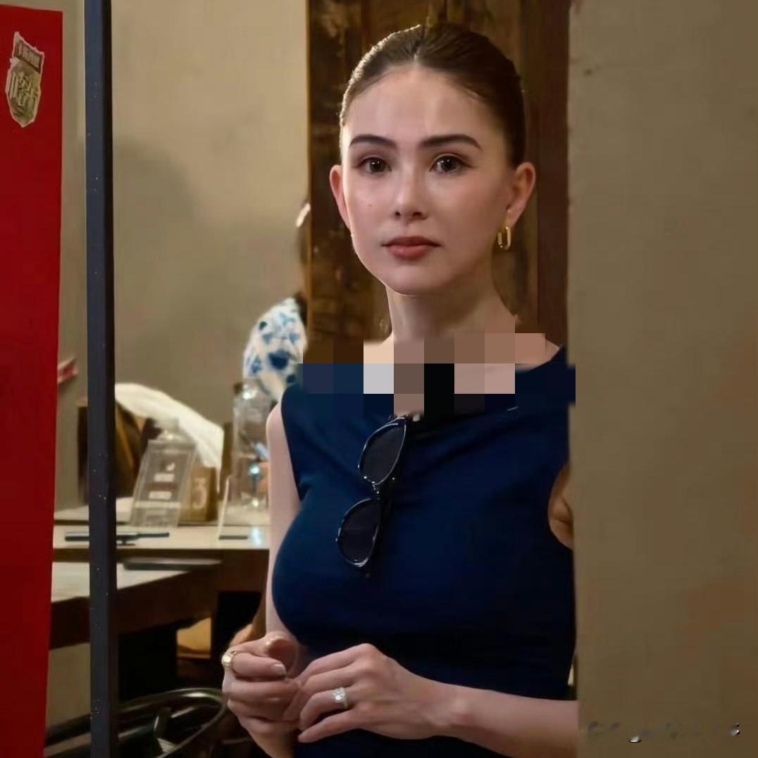 大家不要羡慕昆凌了，
我们永远不可能成为她，
仅仅一个条件，我们就无法达到，那就是她真的超级会说话。

在某节目中，主持人问她，女儿出生以后爸爸会不会比较疼女儿?她说，他目前为止还是比较疼我，然后再是女儿!

她说周杰伦每次都会说，我要先疼你再疼女儿!昆凌还叮嘱说，好，不要被女儿听到，担心女儿会伤心