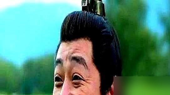 等不到庆余年3，张若昀自己先急了。红毯上被问开机，他直接撂了句“还没官宣”，扭头就走。可田雨早漏了底，说6月就开拍，第三季第四季要连着干。胡军进组演四顾剑，陈道明吴刚都没跑，阵容其实早锁死了。卡在哪？王倦改剧本，过审那关不好闯。大东山一战，怎么拍才能不砸招牌，谁都心里没底。说白了，好饭不怕晚，但饿急