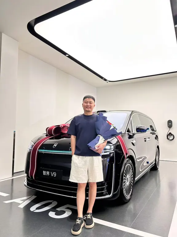 今天终于把鸿蒙智行V9提回家了，忙活一上午办手续、验车。车子看着很大，车内空间是真宽敞，座椅坐着舒服。交付把各个功能挨个讲解一遍，智驾这些功能还得慢慢摸索。以后家用出行、全家出游就靠它了。新车落地，平平安安，开启新的出行生活。#智界V9 #智界汽车 #我的V9提车日记