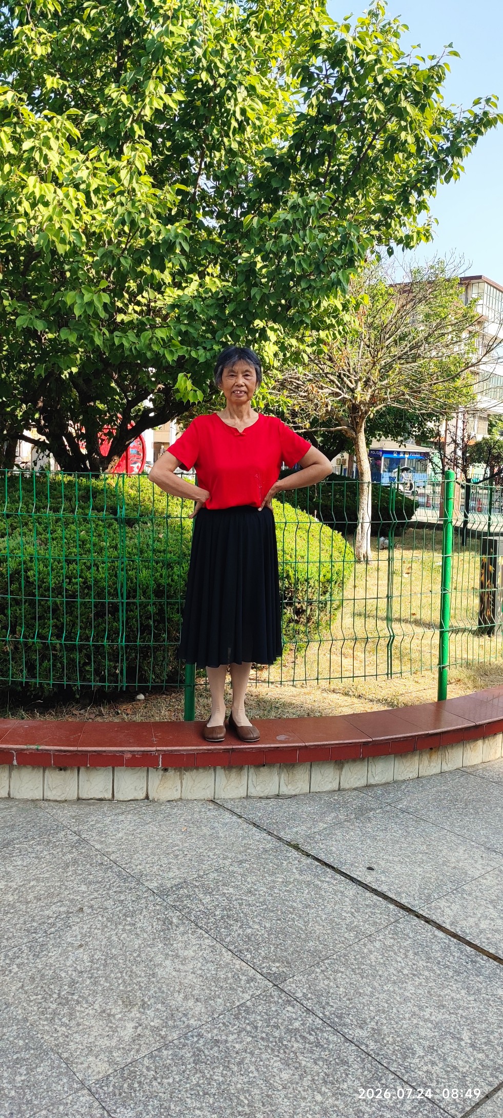惬意的田园生活可真好呀，随时都能吃到自家地里刚采收的带着露水的鲜菜，太幸福啦[大