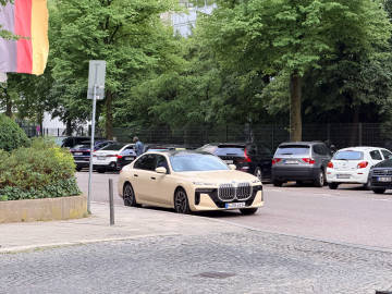 德国宝马7系出租车，这里生活水平还是太高了。