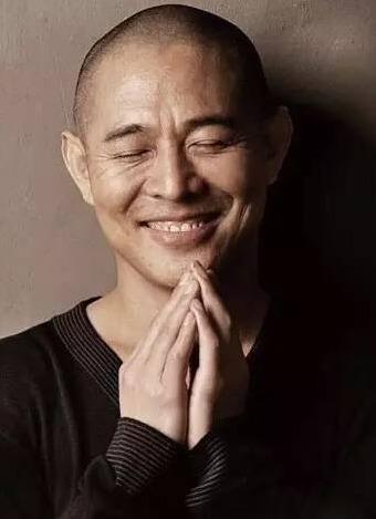 李连杰说，小女儿得了抑郁症，13岁那年最严重，他感觉整个世界都塌了。 后来女儿去欧洲，待了三个月，他不敢多问，只能等。 直到法国机场，手机亮了，女儿发来一句话：爸爸你放心，我不会放弃生命，我找到家了，我要用这个方法帮很多孩子。 他说，那一刻，父女俩像闺蜜。 为了走进女儿的世界，他放下父亲的权威，学着