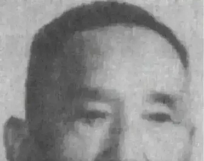 1950年，36军军长刘万春奉命赴北京开会，他以为要升官了，东西都不收拾了，连夜出发，谁知，他刚下车，几名持枪警卫就上前，当场将他逮捕，场面十分突然。
刘万春被带上了一辆黑色轿车。他坐在后排，看着车窗外飞掠而过的街景，心脏跳得厉害。他不明白发生了什么，但警卫的态度让他知道，这不是迎接。
车子开进了一