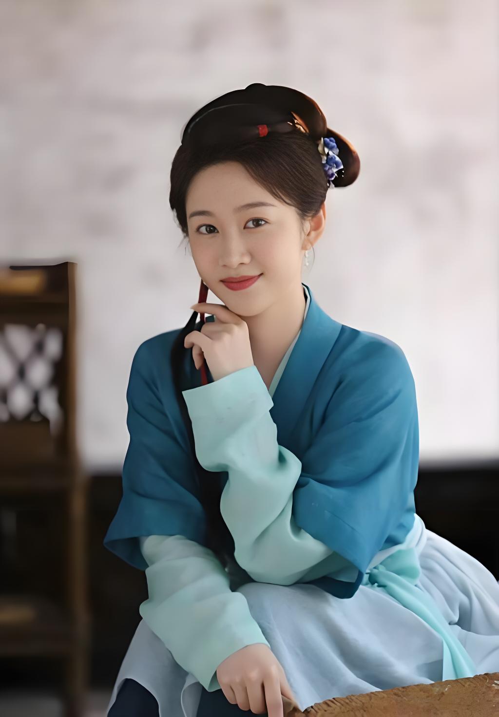 刘美含：吕蕺儿是命中注定的角色！一株野草般野蛮生长的女子
 
《兰香如故》里，吕蕺儿凭四十场戏出圈，刘美含坦言，这个角色于她而言，是命中注定。
她去年二月初次和吕蕺儿结缘，临近开机才最终敲定。人物一路几经身份变迁：林府丫鬟、青楼霜儿、商户小妾，最终挣脱束缚奔赴泉州，活成独属于自己的模样 。
 
刘美