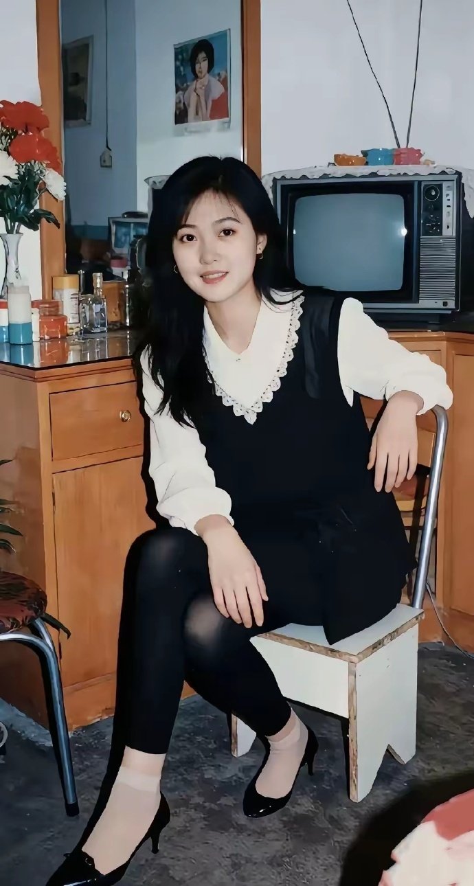 看她的健美裤，应该的是1990-1996年吧？[并不简单] ​​​