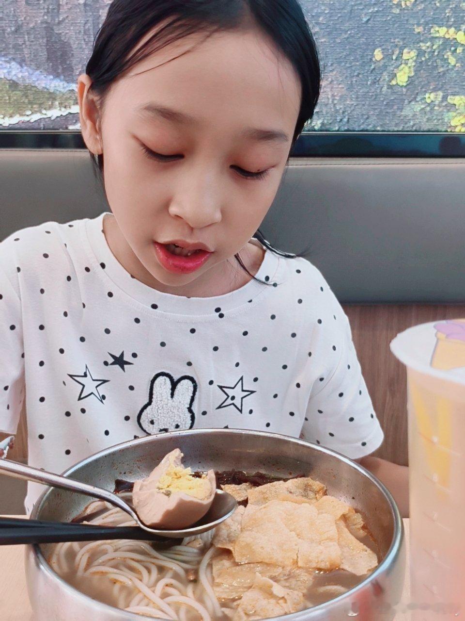 妈妈眼中的垃圾食品，
孩子眼中的震撼美味！Ψ(￣∀￣)Ψ

在meto、萨莉亚、柒小螺中，
她选了柒小螺+蜜雪冰城柠檬水~

#尚之桃酒醒发现两个男人#尚之桃醉酒醒来，发现前男友和现男友都在自己房间，天塌了！悄悄拿着衣服鞋子跑了，哈哈哈哈哈 ​