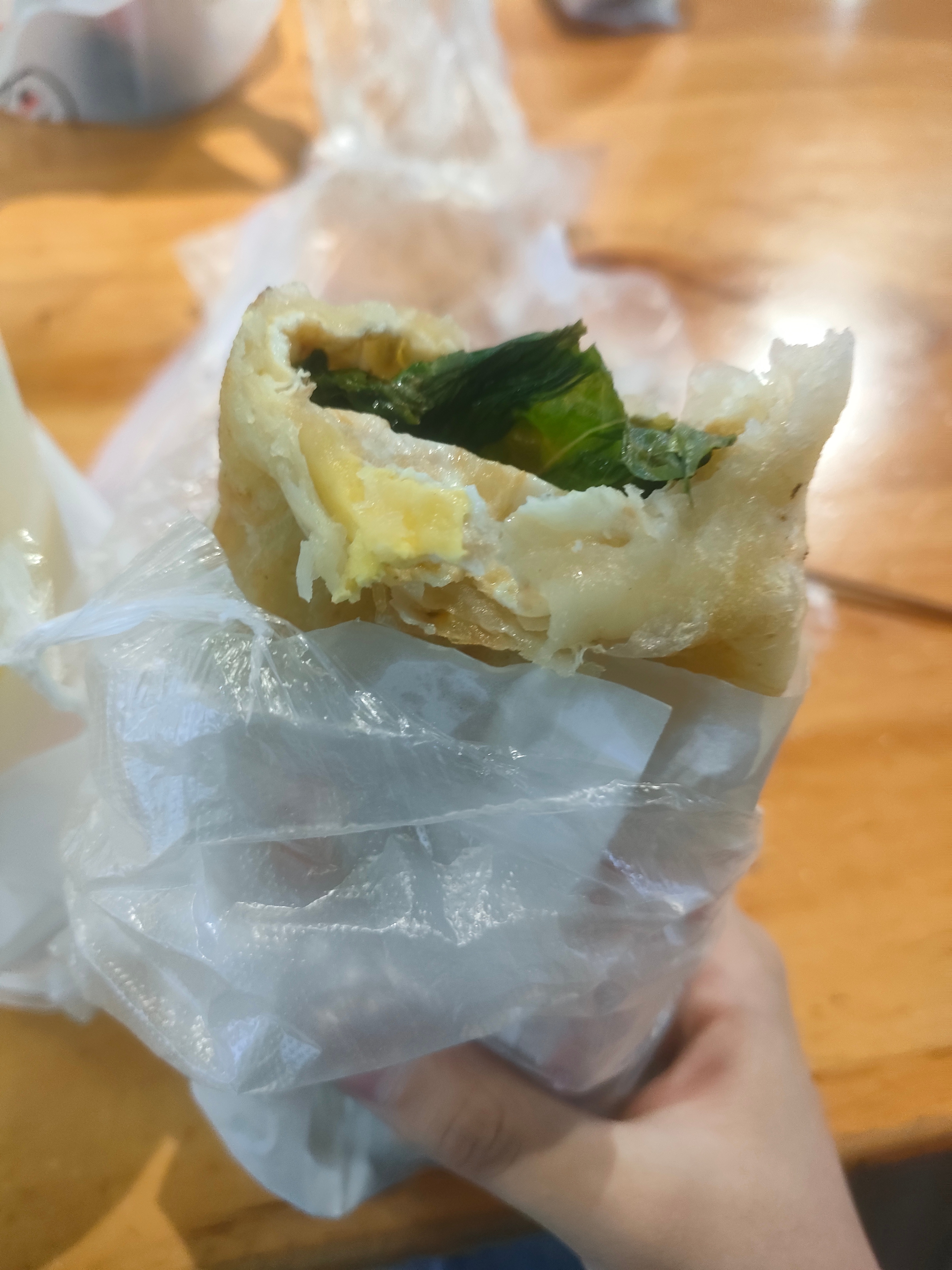 #孟栀晚[超话]# 两张超级美的杂志和三张的日常碎片！我真的超级喜欢吃手抓饼和锅包肉晚晚在北方有没有特别喜欢吃的美食呀 最近开学真的好不顺利啊[泪]哭哭想和你互换在相册里最喜欢的照片！[么么哒]P6是我最喜欢的嘿嘿
想让你翻翻这个 说 ​
