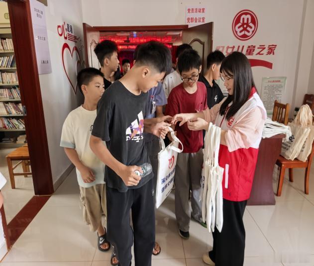 【河源市紫金县开展“水安全·乐一夏”暑期防溺水文明实践活动】为切实守护...
