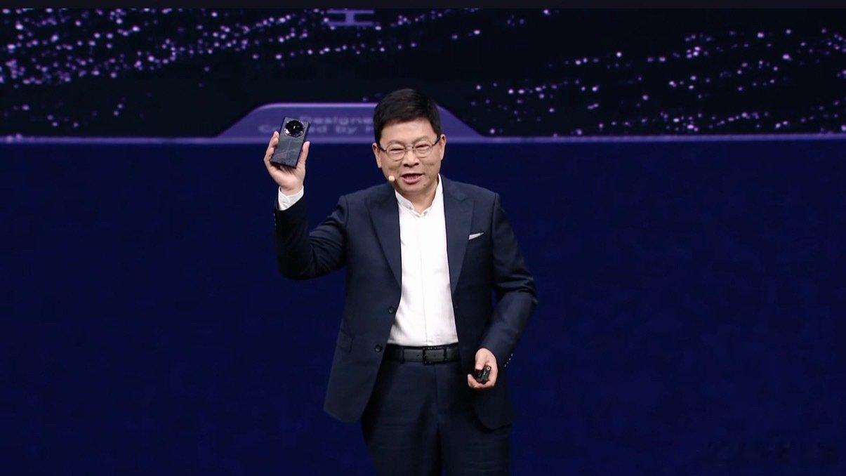 #华为发布会#华为新款三折叠HUAWEI Mate XT2，合起来厚度是12.3mm，展开厚度是3.5mm，玄武昆仑玻璃，首发搭载麒麟9050 Pro处理器[馋嘴] #华为再发布高性能芯片# ​