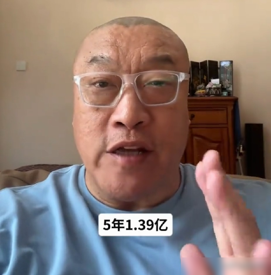 一个场均8.6分的后卫，雷霆直接甩了1.39亿美金。马健说这钱花得值，凭啥？
卡森刚打完第二个赛季，常规赛看着不显山不露水，但抢断数和干扰传球次数全是联盟第一。防守二阵，实打实拼出来的。
到了季后赛更吓人，三分命中率干到48.4%，西决抢七直接顶上首发，手不抖腿不软。
雷霆为了他薪资已经炸穿第