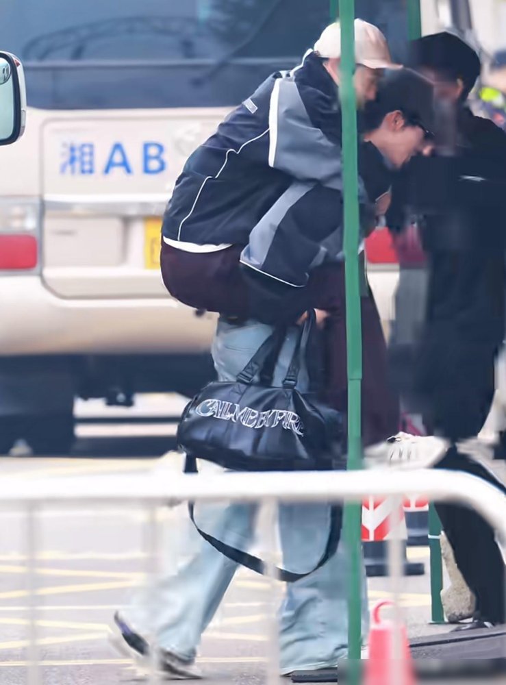 小沈阳被曾辉背着下车，旁边人全看傻了。一个98年的短剧演员，背着队长往录制现场跑，路透里那架势，跟抢人似的。
五公组队，小沈阳自己攒了个“少年宫”，专挑20多岁的弟弟，曾辉、唐九洲全被他收进来。别人组队看资历，他看谁扛得动他。
这已经不是第一次了。姚琛背过，曾辉接着背，队长全程脚不沾地。组里弟弟
