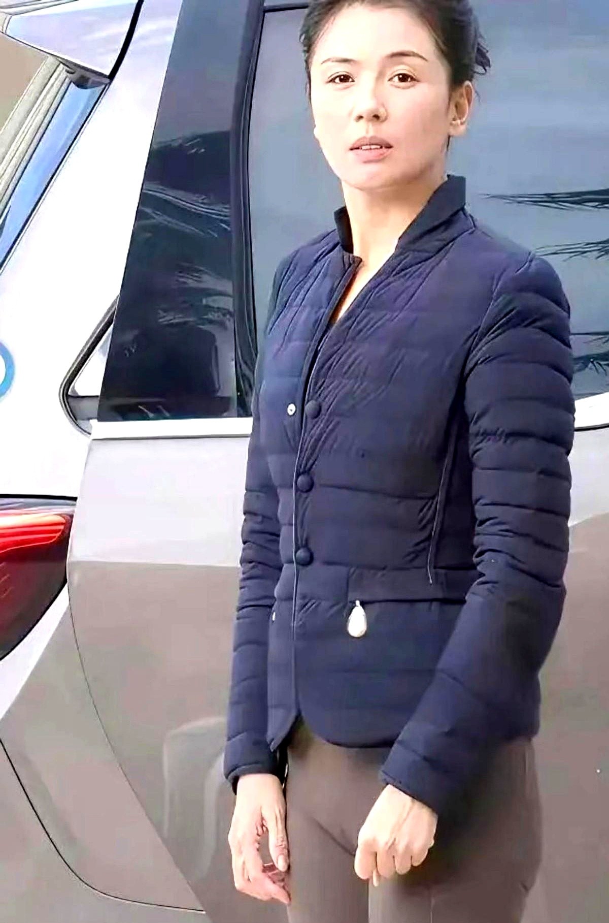 刘涛赶飞机穿黑紧身运动裤配短袖，连妆都没化，有人说她邋遢，可更多人觉得...