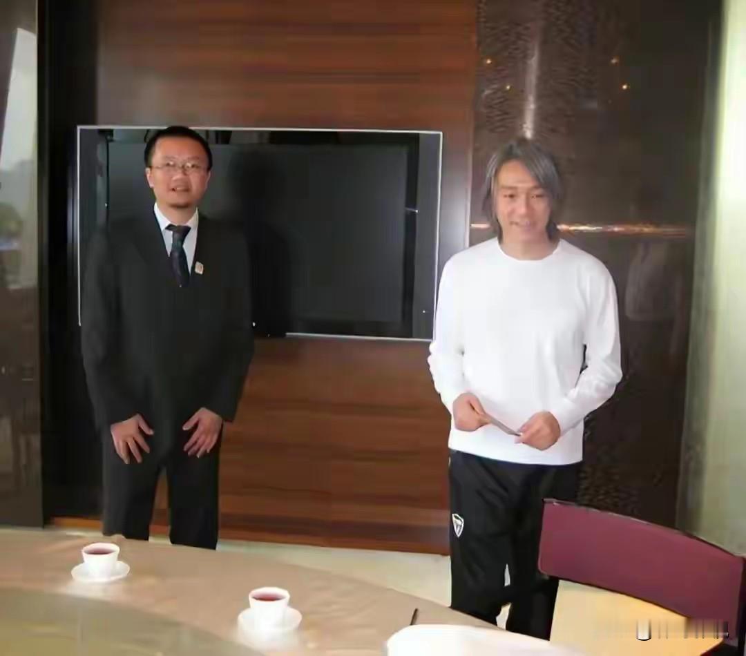 67岁的周星驰，终于学会了人情世故，却看得人心酸
 
曾经很长一段时间，提起周星驰，圈内最常听见的评价就是：天才，但不懂人情世故。
 
荧幕之上，他嬉笑怒骂，八面玲珑，把小人物的圆滑与狡黠演得活灵活现。可回到现实生活，他完全是另一个样子。年轻时候的周星驰，全世界好像只装得下一件事，那就是拍电影。拍戏
