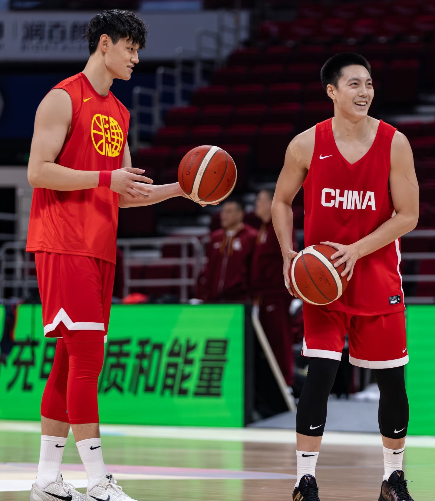 三名锋线全程枯坐板凳，进攻依旧行云流水，男篮轮换深度藏着新思路

看完中国男篮大胜菲律宾的比赛，有一个非常关键、却很少有人注意到的细节：
 
本场比赛，球队足足三名锋线球员全程枯坐板凳、一秒没上。
 
即便锋线人员大幅轮休、缩减轮换，男篮整场进攻依旧行云流水，传导球顺畅、空切不断、得分效率极高，完全