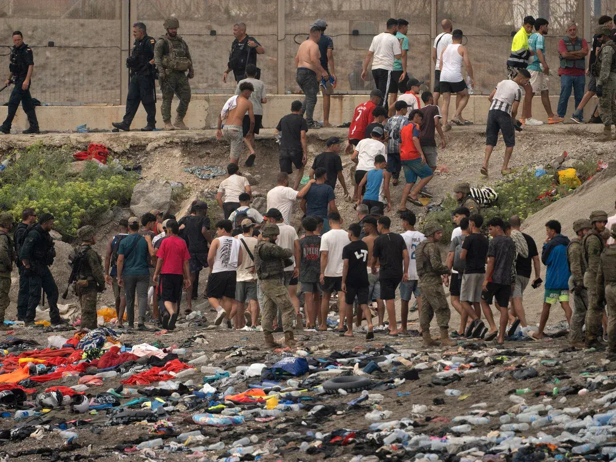 欧盟要收紧移民政策了。西班牙的北非飞地休达涌入大量移民之后，欧盟委员会在琢磨处置移民的3招新办法：
第一招，最激进。在突然来一大波移民时，暂时停掉庇护规定，欧盟国家不再有义务逐个审查非法入境者的庇护申请。
第二招，扩大欧盟边境与海岸警卫局的权力和规模。冯德莱恩之前承诺把人员增加到3万 ​