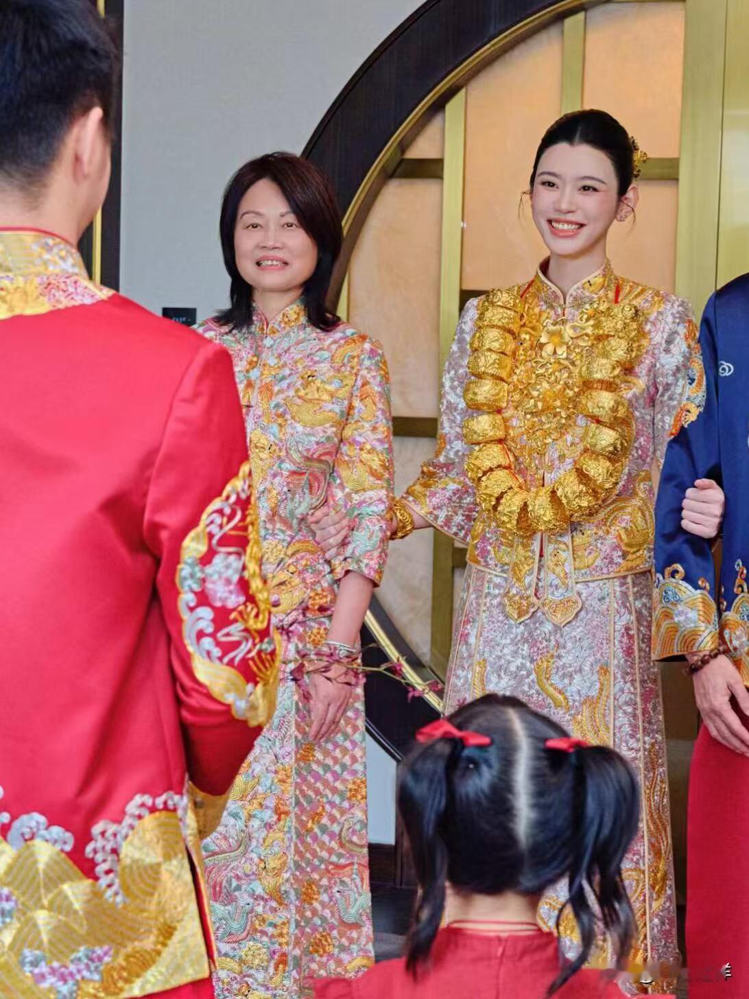 奚梦瑶这张敬茶照一出来，全网都在数她脖子上挂了多少只镯子😂
 
脖子叠了18只，两只手腕各戴2只，整整22只实心港式龙凤镯！单只80到100克，光金料就奔着300万去了，网友直接管这叫&34;黄金围脖&34;——低头都得慢慢低，没点颈力真撑不住。
 
但说真的，这可不是四太大手笔炫富那么简单。在广东、香港、澳门