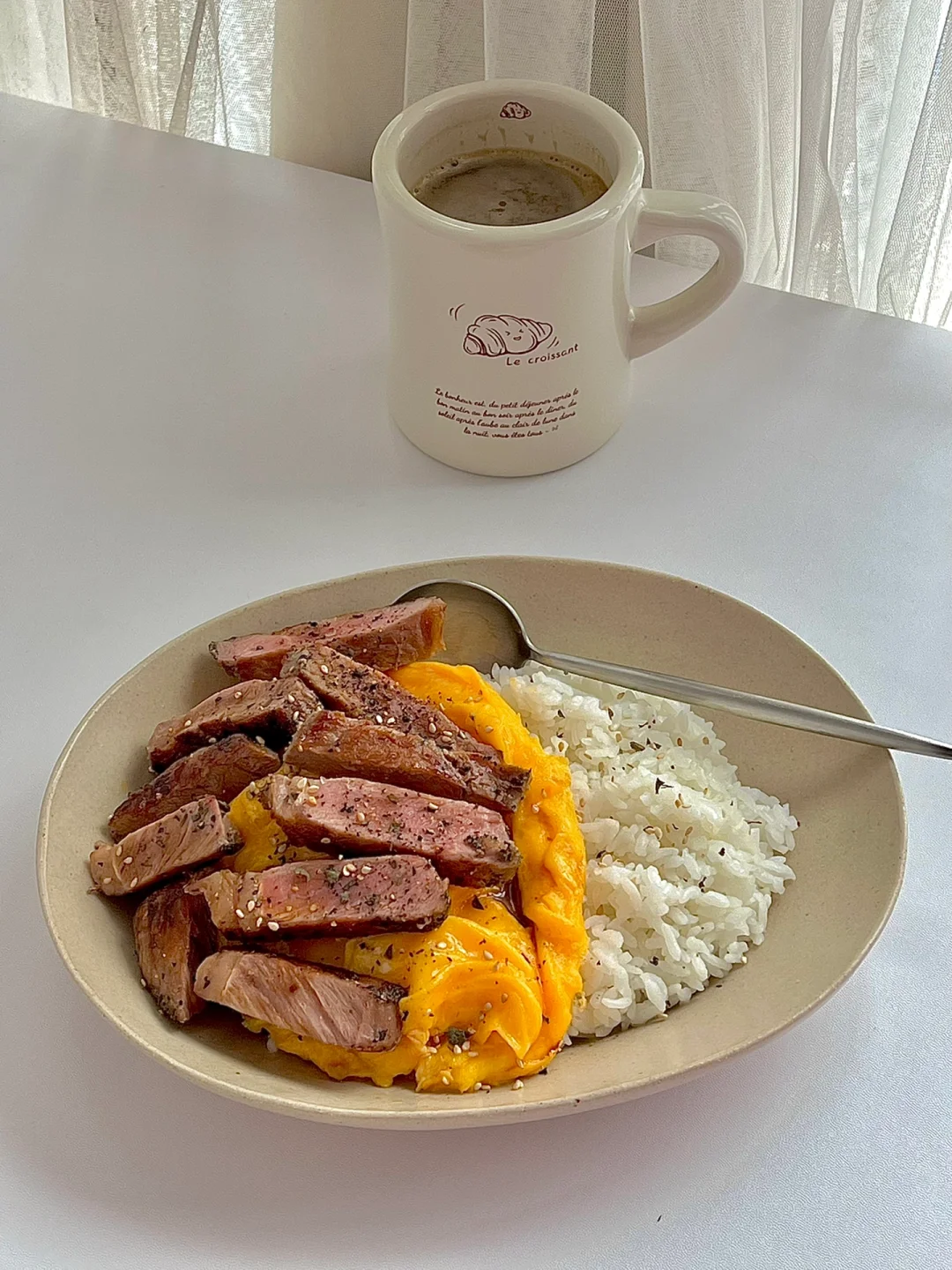 ☀️周末早午餐｜嫩嫩的高蛋白滑蛋牛排盖饭😋