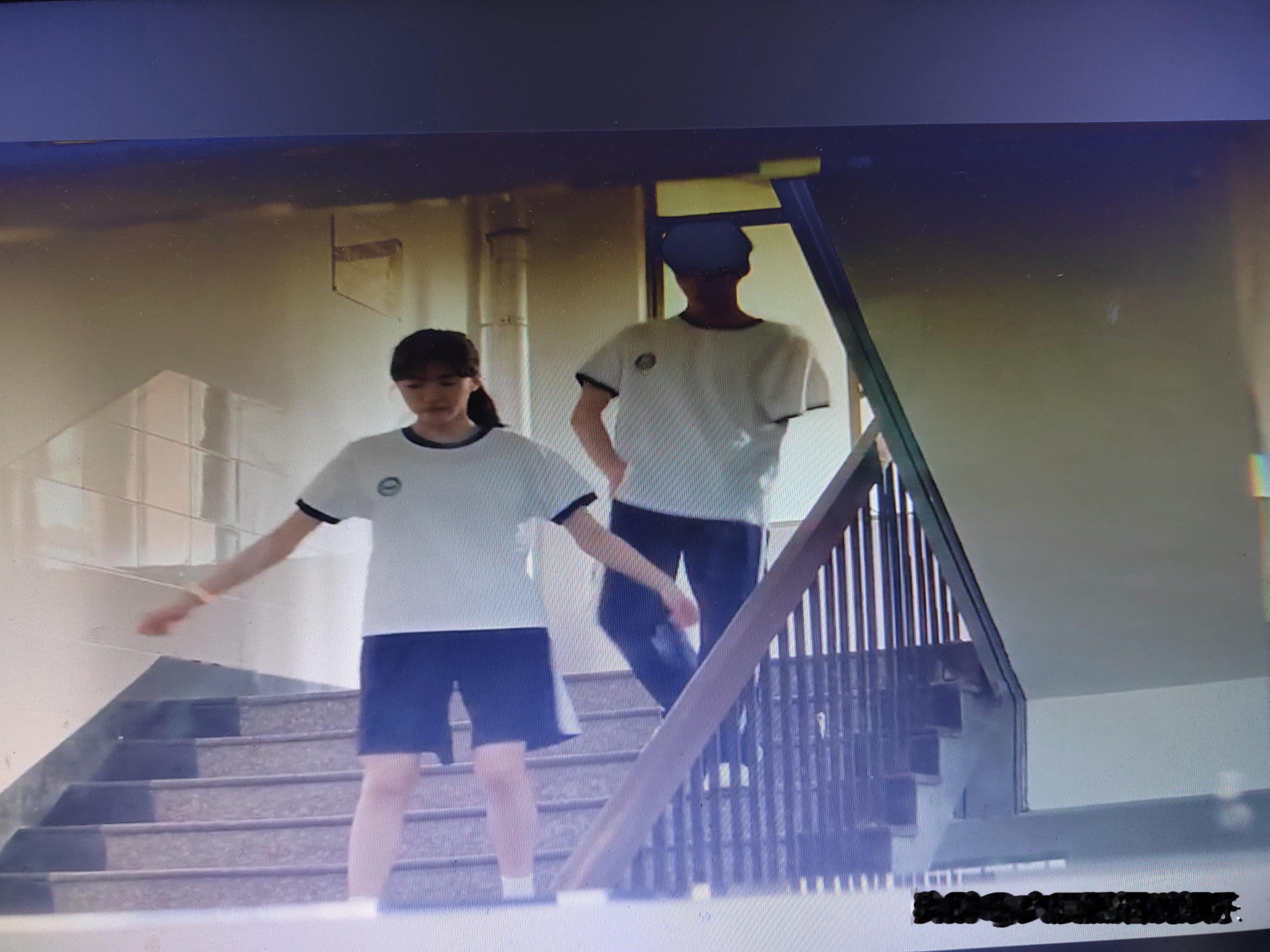 电视剧《我的鸵鸟先生》热播。

该剧讲述了一个有志青年（男主）顾铭夕（何洛洛饰）幼时因电击失去右手臂“身残志坚”的励志故事。

剧情发展到第二集12分10秒，顾铭夕与女同学庞倩（苏晓彤饰）下楼梯，画面明晃晃显示，一直缺失右手臂的顾铭夕突然右手臂出现了，继之而现的其左袖管却空了。在他鞋带儿开了时，他弯