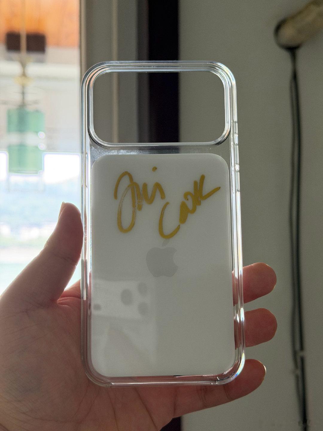 昨天，OneRepublic在Apple Park现场演出，给Tim Cook的告别派对撑了场。两百人聚在Caffe Macs自助餐厅，Laurene Powell Jobs、Jeff Williams、Eddy Cue轮番上台致辞，即将上任的CEO John Ternus也在现场，这一天正是库克接任满15周年的前一天。 ​