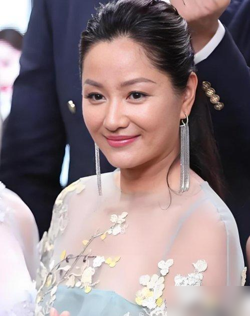张艺谋早警告过瞿颖，李亚鹏这人不简单，她没听。
2001年，李亚鹏拍《射雕》，演郭靖，没几天就跟黄蓉周迅好上了。
瞿颖听到风声，直接杀到剧组。
一进去，正撞见李亚鹏跟周迅黏在一起，卿卿我我，没半点遮掩。
瞿颖当场就崩了，哭着跑出去，打了辆车就走，谁劝都没用。
一个月后，李亚鹏官宣分手。
