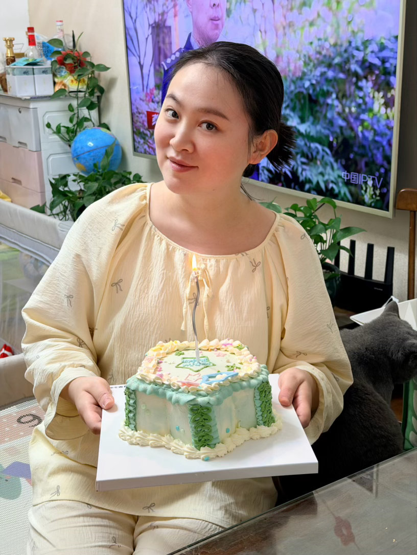 下了班又跑去高新区，真远啊，且不说来回成本高，碰到堵车路上真难熬～
移植后半年的患者回来表示感谢，特别有心，每一支蓝黑笔上都定制了科室名称，感受到了满满的诚意
生日礼物很满意，再也不用租大疆啦 ​