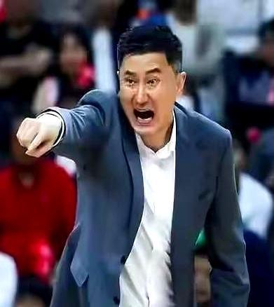 我看到一场比赛，心里直犯嘀咕：怎么有些球员踢得像陪跑？    广东队赢...