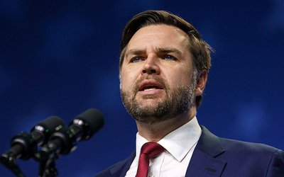 万斯曾公开吐露惊天大实话：美国历史上犯下的最致命错误，就是在苏联轰然解体的那关键十年里，居然把满门心思全砸在了中东的战火和石油上。而那个被他们随手放过去的东方国家，如今已经长成了美国再也摁不住的模样。

这句话最扎美国人的地方，不是万斯突然替中国说好话，而是他亲口承认：美国曾经看错了时代，也押错了方