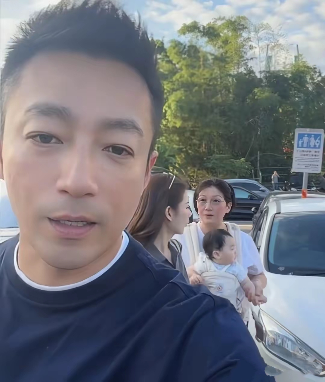 人到中年
汪小菲终于过上正常的家庭生活了
跟大S结婚后
大S受不了北京的气候
加上跟娘家捆绑严重
不肯来内地居住
汪小菲不得不常年台湾、内地两地跑
现任妻子马晓梅夫唱妇随
随汪居住在内地
夫妻二人偶尔一起带儿子回台湾探亲
这才是普通的人间烟火
这么多年汪小菲终于过上了正常的生活
有妻如此，夫复何求