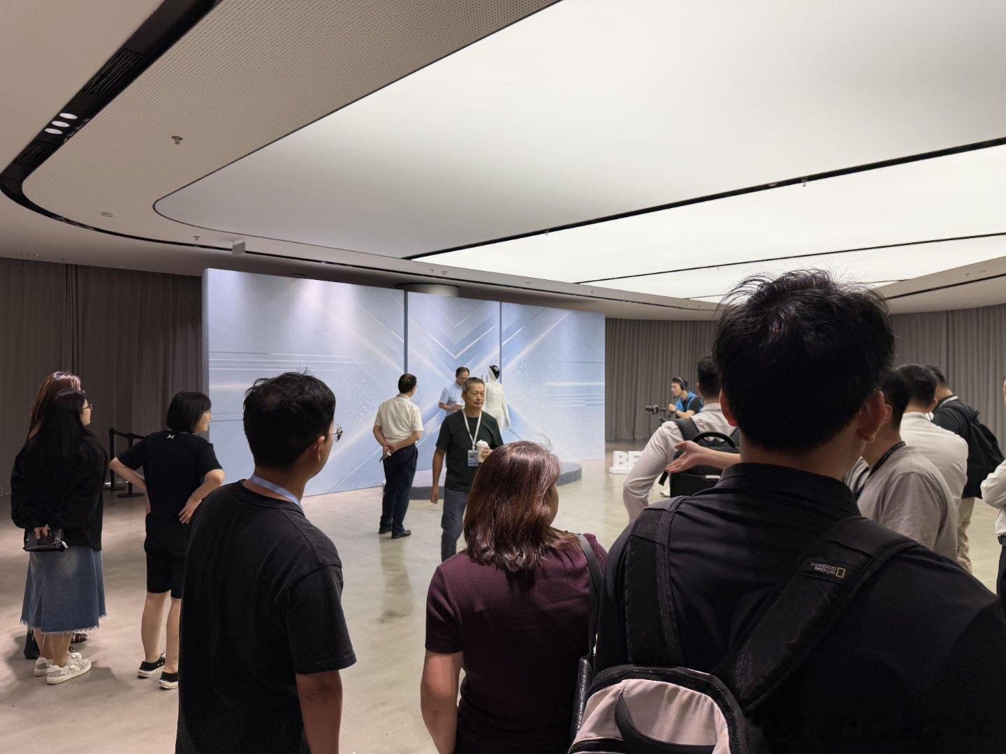 #小鹏首届机器人供应链大会# 从单纯运动升级交互能力，是这次展示里我印象最深的点。 ​
