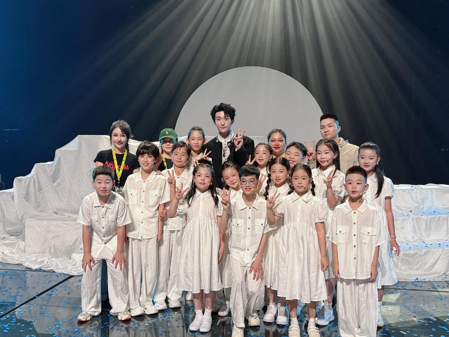 #黄子弘凡[超话]#  [音乐] #黄子弘凡实力歌手# 

📖DailyLars增刊Page.5333

黄子弘凡✖️#说唱巅峰对决2026# 演出合照

·#黄子弘凡# 
·#黄子弘凡电影首秀# 
·#黄子弘凡数到三# 
cr.cz昕格音乐基地无锡店 ra/p/eter吴/嘉/轩工作室 ​
