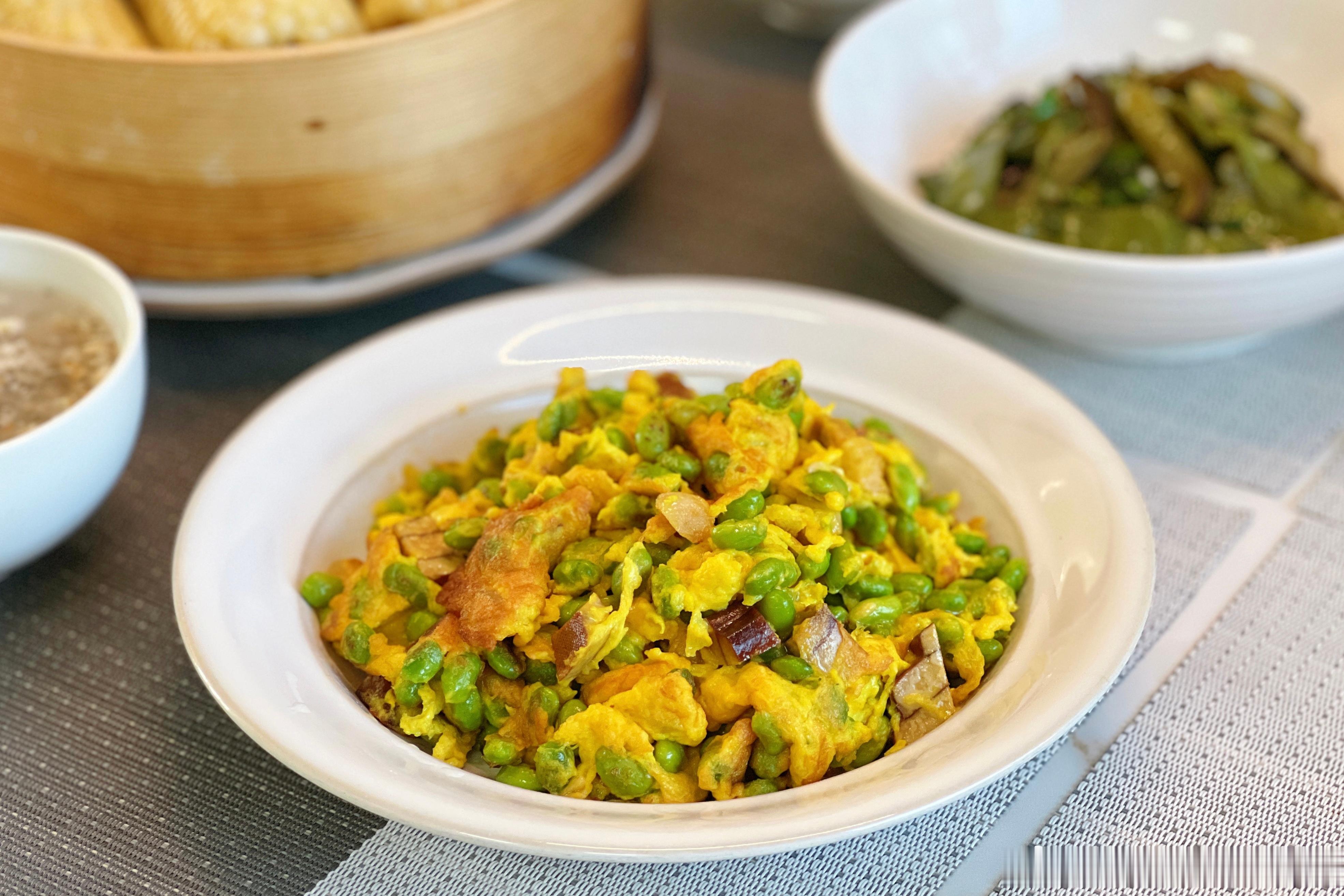 早餐蒸玉米&饼子、毛豆米炒鸡蛋、拌眉豆茄子、燕麦奇亚籽粥。早安～ ​​​