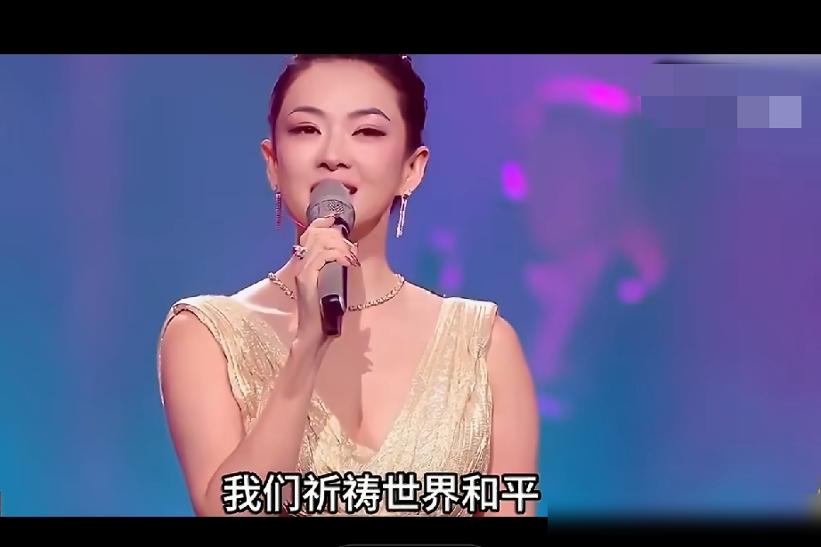 章子怡脸肿成那样，我第一反应也是针打多了。
结果她是为了曹保平的新片《寻子遗迹》，硬生生从49公斤吃到55公斤，就为演个单亲妈。营养师盯着增重，杀青后又往死里减，九月出来又是那张刀削脸。
这才想起马思纯当年演福子，四集吃二十五场戏，胖到不敢上秤。蒋雯丽更狠，《立春》里增肥三十斤还剃眉装龅牙。胡杏