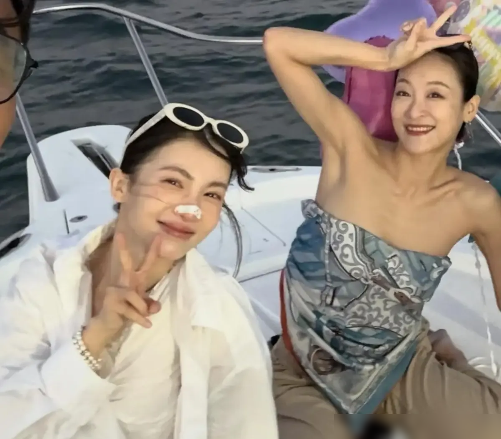 36岁女星包游艇庆生，鼻尖竟贴着块胶布。
金晨在洛杉矶迎来了36岁。没穿高定礼服，纯素颜出海，鼻头上顶着个争议满满的鼻贴，和闺蜜孟佳在海风里狂笑。
内娱花旦们恨不得常住热搜，她倒好，直接撇下团队，一个人跑去美国租普通公寓，每天朝九晚五上全日制语言班。
人一低调，谣言就来，网上疯传她赴美生子。金