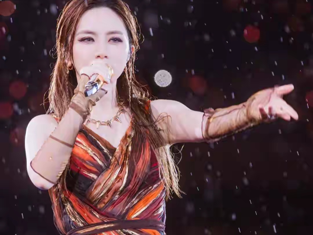 邓紫棋的《I AM GLORIA》巡回演唱会，昨天在深圳正式收官，历时3年，182场体育场演出，她创下了全球女歌手的新纪录。这个数字，听着就让人头皮发麻，不是随便谁都能扛下来的。4号那场还遇上大暴雨，她和团队硬是靠着经验把场子撑住，没出乱子。5号最后一场唱完，吉尼斯世界纪录到手，算是给自己35岁的生
