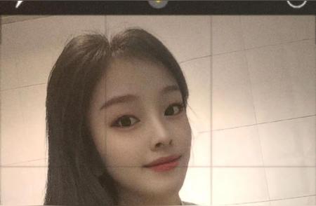 优雅的女人，懂得在喧嚣中保持一份宁静，在浮躁中守住一份淡然。