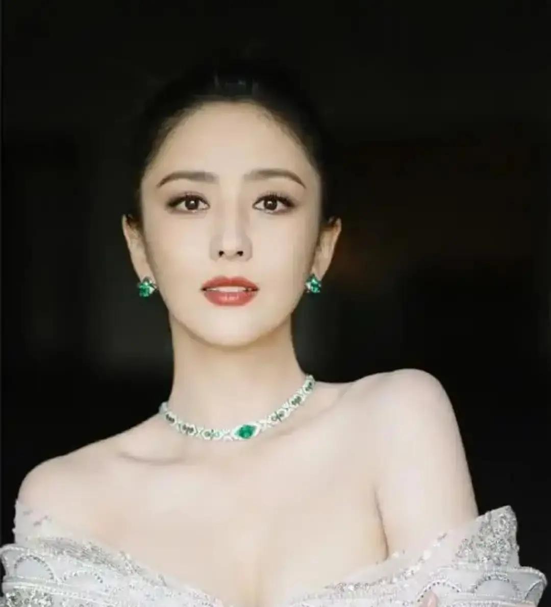 佟丽娅被鲁豫问到前夫，她脱口而出“思诚”，连姓都没带。

全网都骂她窝囊了五年。五年前陈思诚夜会两女，最后那女的被拍到进酒店房间。佟丽娅只发了个朋友圈，说重新开始。网友替她憋屈，她一声不吭。骂她的人，说她窝囊废，说她为了钱和资源才不离婚。她什么都没解释。

离了五年，陈思诚每年零点给她庆生，雷打不动