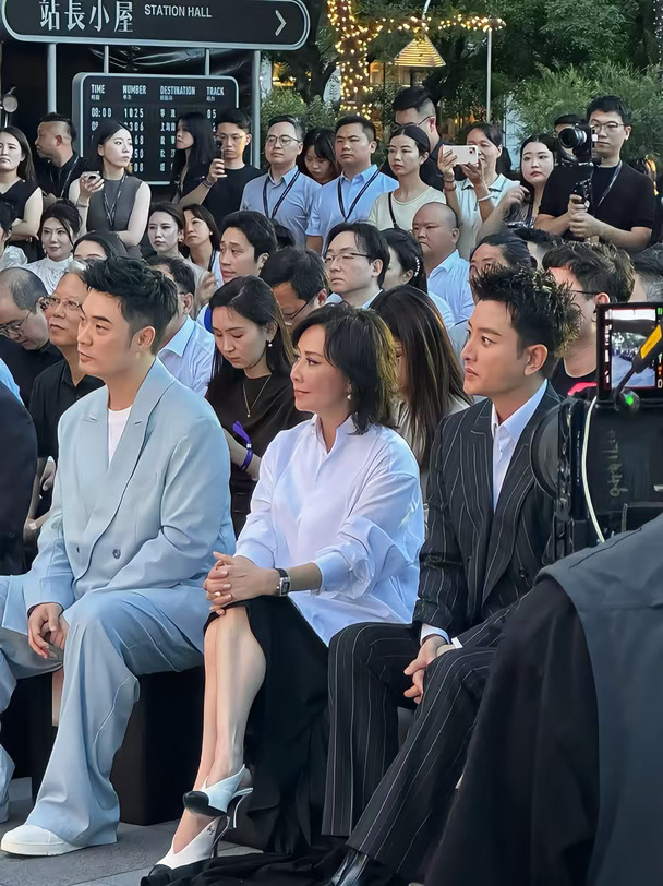 刘嘉玲现身尊界交付现场