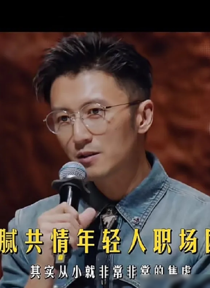 谢霆锋亲口说自己从小焦虑、内耗、极度缺安全感，全靠硬扛。这话从他嘴里说出来，比拍十部动作片都狠。
再看他和王菲这日子过的，两人常年各住各的，北京香港两头跑，一个早睡养生，一个熬夜到天亮，谁也不逼谁改。想见了就飞过去，王菲会突然出现在他演唱会包厢，看完就走，不官宣不合照。
没领证，没仪式，没流量炒
