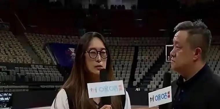 隋菲菲实话实说！
当捷克女篮在第四节最后一投中时，中国女篮获得与对手加时的机会！最终中国女篮凭借更厚实的阵容险胜对手，双方的比赛定格为74：70。
虽然中国女篮拿下比赛，但解说本场比赛的隋菲菲似乎不是很高兴！这位中国女篮功勋球员在总结比赛时实话实说！除了认为今晚比赛赢得像“输”一样，隋 ​