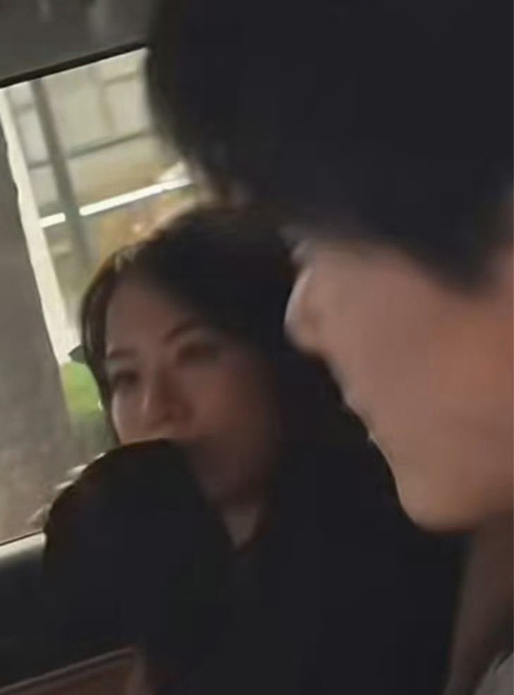#疑似邓凯恋情#
10月18日，有私生在横店红绿灯路口拍到邓凯与一位女性在车内同框的视频，并称拍到了“嫂子”，相关话题迅速登上热搜，引发全网对其恋情的猜测。 ​