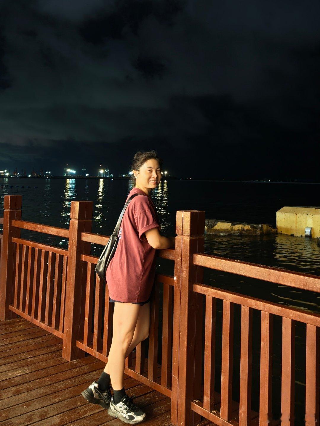 #2026年少花多存# 
来海边，吹海风，不带娃[打call][打call][打call]…
图一和二出自队友的Vivo，后三张出自水果🍎。
我觉得还是水果的颜色更真实些。
#2026暑假##日常分享#  ​